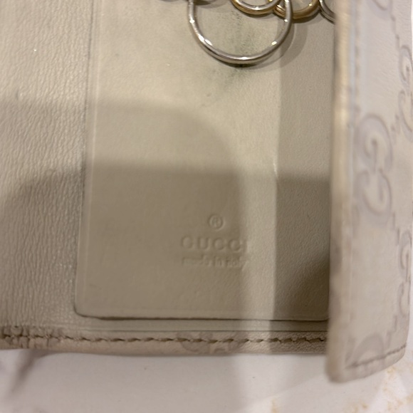 GUCCI Heart Embossed 6 Key Holder in Grey - Picture 5 of 10